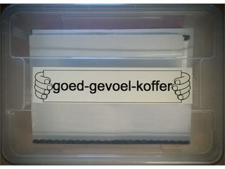 Doorzichtige koffer met teks 'Goed gevoel koffer'